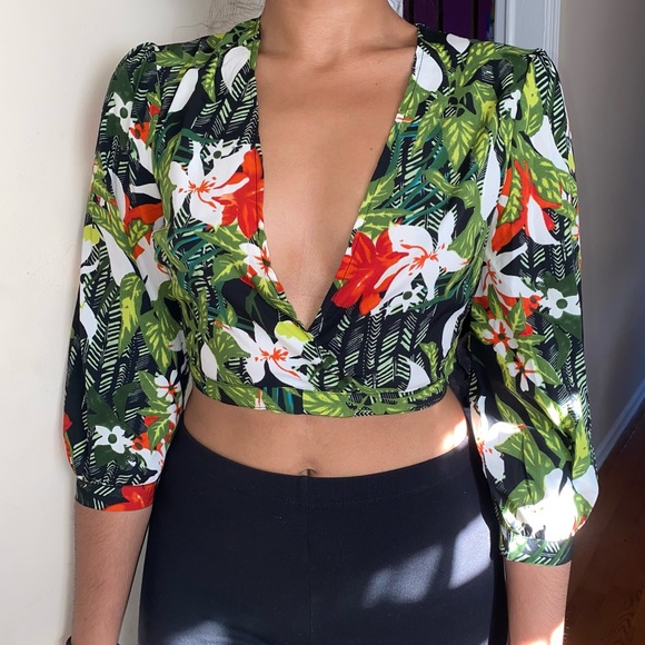 Leaf Print Tie Back Crop Top - Picture 6 of 8